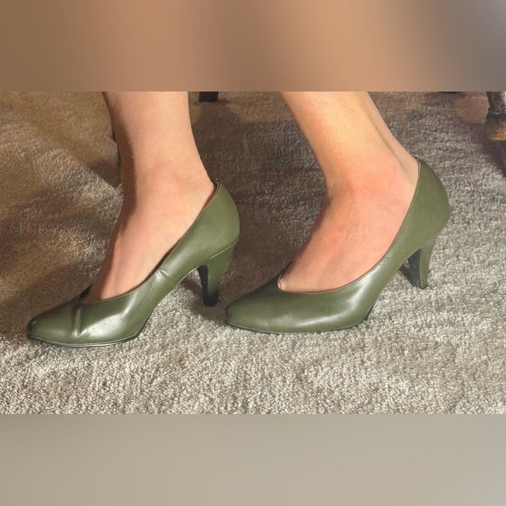 New Port News vintage olive green 3” heels size 9.5
